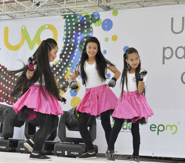 Entrega de la UVA La Esperanza
Entrega de la UVA La Esperanza. Fecha: Abril 6 de 2014. Lugar: UVA tanque Moscú. San Pablo
Para descargar esta fotografía en alta resolución, haga clic sobre la imagen hasta que la misma se despliegue en la pantalla completa; luego dé clic derecho y elija la opción "guardar imagen como". 
En caso de publicación por cualquier medio, solicitamos acompañarla del crédito: "Foto EPM"
Palabras clave: Entrega UVA Esperanza