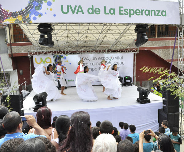 Entrega de la UVA La Esperanza
Entrega de la UVA La Esperanza. Fecha: Abril 6 de 2014. Lugar: UVA tanque Moscú. San Pablo
Para descargar esta fotografía en alta resolución, haga clic sobre la imagen hasta que la misma se despliegue en la pantalla completa; luego dé clic derecho y elija la opción "guardar imagen como". 
En caso de publicación por cualquier medio, solicitamos acompañarla del crédito: "Foto EPM"
Palabras clave: Entrega UVA Esperanza