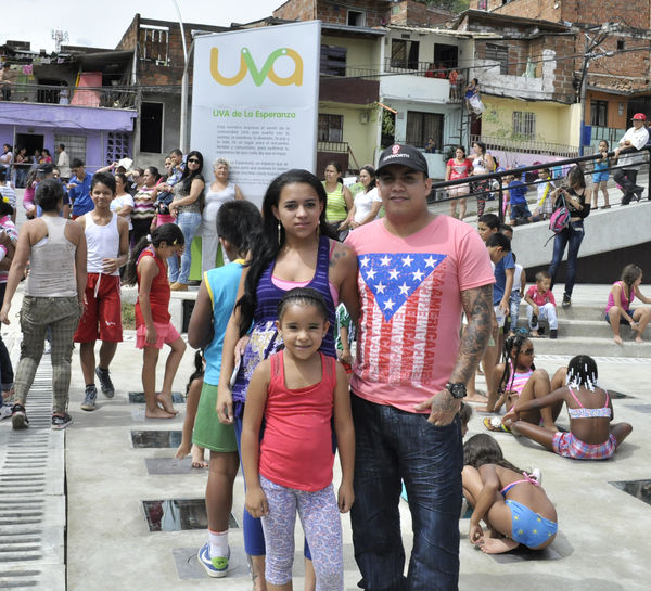 Entrega de la UVA La Esperanza
Entrega de la UVA La Esperanza. Fecha: Abril 6 de 2014. Lugar: UVA tanque Moscú. San Pablo
Para descargar esta fotografía en alta resolución, haga clic sobre la imagen hasta que la misma se despliegue en la pantalla completa; luego dé clic derecho y elija la opción "guardar imagen como". 
En caso de publicación por cualquier medio, solicitamos acompañarla del crédito: "Foto EPM"
Palabras clave: Entrega UVA Esperanza