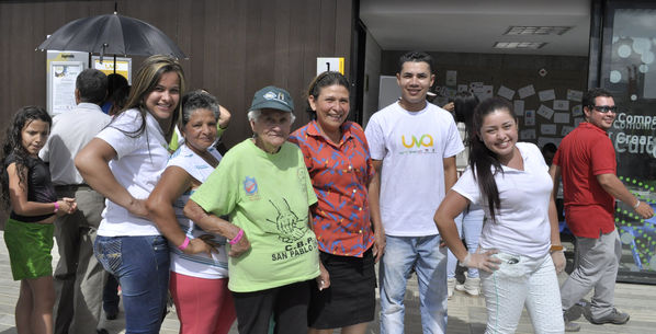 Entrega de la UVA La Esperanza
Entrega de la UVA La Esperanza. Fecha: Abril 6 de 2014. Lugar: UVA tanque Moscú. San Pablo
Para descargar esta fotografía en alta resolución, haga clic sobre la imagen hasta que la misma se despliegue en la pantalla completa; luego dé clic derecho y elija la opción "guardar imagen como". 
En caso de publicación por cualquier medio, solicitamos acompañarla del crédito: "Foto EPM"
Palabras clave: Entrega UVA Esperanza