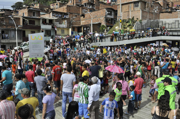 Entrega de la UVA La Esperanza
Entrega de la UVA La Esperanza. Fecha: Abril 6 de 2014. Lugar: UVA tanque Moscú. San Pablo
Para descargar esta fotografía en alta resolución, haga clic sobre la imagen hasta que la misma se despliegue en la pantalla completa; luego dé clic derecho y elija la opción "guardar imagen como". 
En caso de publicación por cualquier medio, solicitamos acompañarla del crédito: "Foto EPM"
Palabras clave: Entrega UVA Esperanza