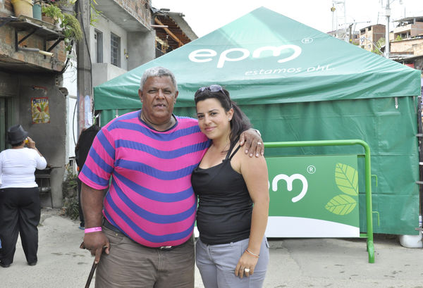 Entrega de la UVA La Esperanza
Entrega de la UVA La Esperanza. Fecha: Abril 6 de 2014. Lugar: UVA tanque Moscú. San Pablo
Para descargar esta fotografía en alta resolución, haga clic sobre la imagen hasta que la misma se despliegue en la pantalla completa; luego dé clic derecho y elija la opción "guardar imagen como". 
En caso de publicación por cualquier medio, solicitamos acompañarla del crédito: "Foto EPM"
Palabras clave: Entrega UVA Esperanza