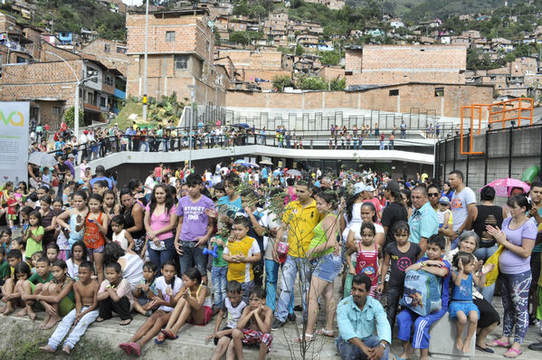 Entrega de la UVA La Esperanza
Entrega de la UVA La Esperanza. Fecha: Abril 6 de 2014. Lugar: UVA tanque Moscú. San Pablo
Para descargar esta fotografía en alta resolución, haga clic sobre la imagen hasta que la misma se despliegue en la pantalla completa; luego dé clic derecho y elija la opción "guardar imagen como". 
En caso de publicación por cualquier medio, solicitamos acompañarla del crédito: "Foto EPM"
Palabras clave: Entrega UVA Esperanza