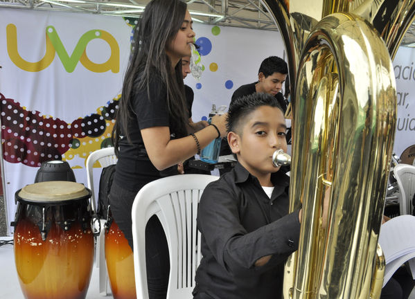 Entrega de la UVA La Esperanza
Entrega de la UVA La Esperanza. Fecha: Abril 6 de 2014. Lugar: UVA tanque Moscú. San Pablo
Para descargar esta fotografía en alta resolución, haga clic sobre la imagen hasta que la misma se despliegue en la pantalla completa; luego dé clic derecho y elija la opción "guardar imagen como". 
En caso de publicación por cualquier medio, solicitamos acompañarla del crédito: "Foto EPM"
Palabras clave: Entrega UVA Esperanza