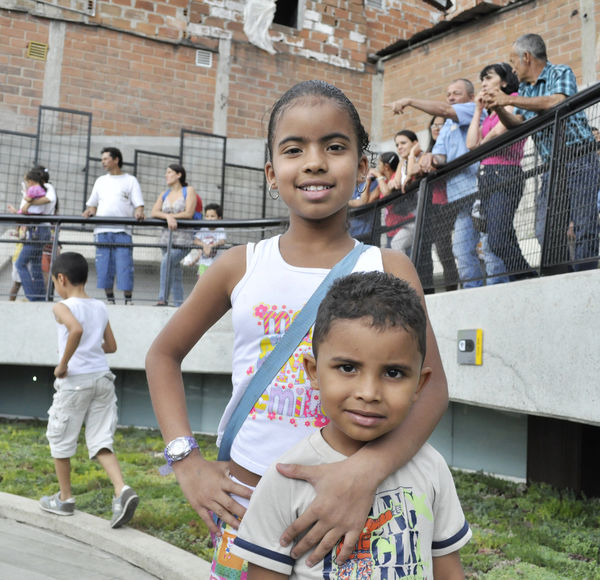 Entrega de la UVA La Esperanza
Entrega de la UVA La Esperanza. Fecha: Abril 6 de 2014. Lugar: UVA tanque Moscú. San Pablo
Para descargar esta fotografía en alta resolución, haga clic sobre la imagen hasta que la misma se despliegue en la pantalla completa; luego dé clic derecho y elija la opción "guardar imagen como". 
En caso de publicación por cualquier medio, solicitamos acompañarla del crédito: "Foto EPM"
Palabras clave: Entrega UVA Esperanza