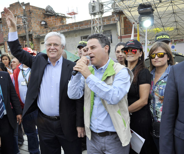 Entrega de la UVA La Esperanza
Entrega de la UVA La Esperanza. Fecha: Abril 6 de 2014. Lugar: UVA tanque Moscú. San Pablo
Para descargar esta fotografía en alta resolución, haga clic sobre la imagen hasta que la misma se despliegue en la pantalla completa; luego dé clic derecho y elija la opción "guardar imagen como". 
En caso de publicación por cualquier medio, solicitamos acompañarla del crédito: "Foto EPM"
Palabras clave: Entrega UVA Esperanza