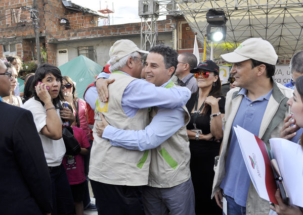 Entrega de la UVA La Esperanza
Entrega de la UVA La Esperanza. Fecha: Abril 6 de 2014. Lugar: UVA tanque Moscú. San Pablo
Para descargar esta fotografía en alta resolución, haga clic sobre la imagen hasta que la misma se despliegue en la pantalla completa; luego dé clic derecho y elija la opción "guardar imagen como". 
En caso de publicación por cualquier medio, solicitamos acompañarla del crédito: "Foto EPM"
Palabras clave: Entrega UVA Esperanza