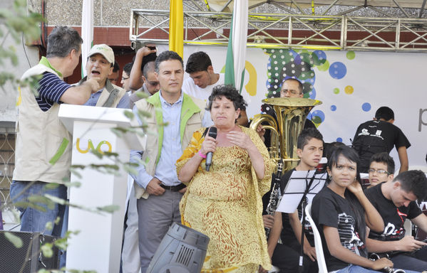 Entrega de la UVA La Esperanza
Entrega de la UVA La Esperanza. Fecha: Abril 6 de 2014. Lugar: UVA tanque Moscú. San Pablo
Para descargar esta fotografía en alta resolución, haga clic sobre la imagen hasta que la misma se despliegue en la pantalla completa; luego dé clic derecho y elija la opción "guardar imagen como". 
En caso de publicación por cualquier medio, solicitamos acompañarla del crédito: "Foto EPM"
Palabras clave: Entrega UVA Esperanza
