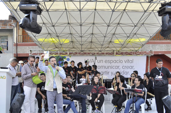 Entrega de la UVA La Esperanza
Entrega de la UVA La Esperanza. Fecha: Abril 6 de 2014. Lugar: UVA tanque Moscú. San Pablo
Para descargar esta fotografía en alta resolución, haga clic sobre la imagen hasta que la misma se despliegue en la pantalla completa; luego dé clic derecho y elija la opción "guardar imagen como". 
En caso de publicación por cualquier medio, solicitamos acompañarla del crédito: "Foto EPM"
Palabras clave: Entrega UVA Esperanza