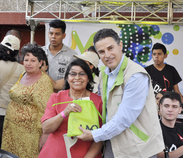 Entrega de la UVA La Esperanza
Entrega de la UVA La Esperanza. Fecha: Abril 6 de 2014. Lugar: UVA tanque Moscú. San Pablo
Para descargar esta fotografía en alta resolución, haga clic sobre la imagen hasta que la misma se despliegue en la pantalla completa; luego dé clic derecho y elija la opción "guardar imagen como". 
En caso de publicación por cualquier medio, solicitamos acompañarla del crédito: "Foto EPM"
Palabras clave: Entrega UVA Esperanza