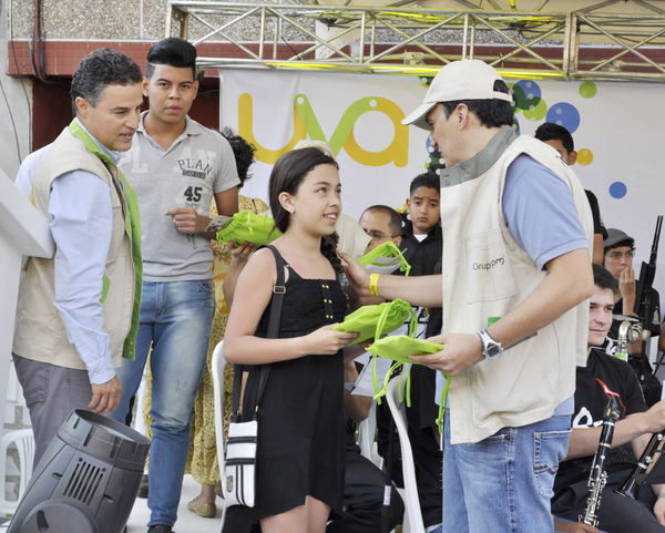 Entrega de la UVA La Esperanza
Entrega de la UVA La Esperanza. Fecha: Abril 6 de 2014. Lugar: UVA tanque Moscú. San Pablo
Para descargar esta fotografía en alta resolución, haga clic sobre la imagen hasta que la misma se despliegue en la pantalla completa; luego dé clic derecho y elija la opción "guardar imagen como". 
En caso de publicación por cualquier medio, solicitamos acompañarla del crédito: "Foto EPM"
Palabras clave: Entrega UVA Esperanza
