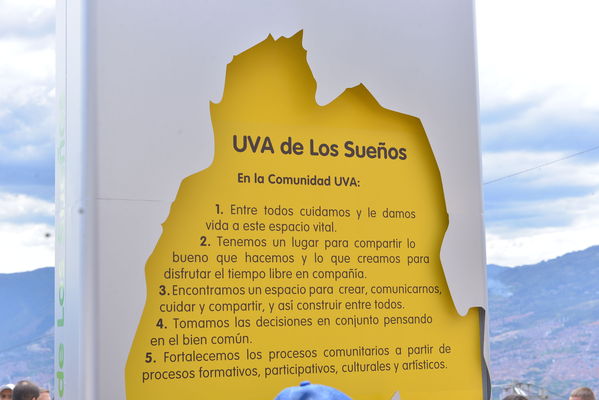 Entrega de la UVA Los Sueños
Entrega de la UVA Los Sueños
Fecha: Abril 6 de 2014. Lugar: Versalles
Para descargar esta fotografía en alta resolución, haga clic sobre la imagen hasta que la misma se despliegue en la pantalla completa; luego dé clic derecho y elija la opción "guardar imagen como". 
En caso de publicación por cualquier medio, solicitamos acompañarla del crédito: "Foto EPM"
Palabras clave: Entrega UVA Sueños
