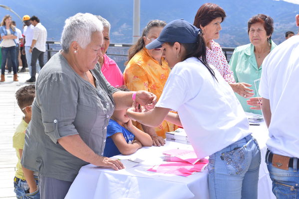Entrega de la UVA Los Sueños
Entrega de la UVA Los Sueños
Fecha: Abril 6 de 2014. Lugar: Versalles
Para descargar esta fotografía en alta resolución, haga clic sobre la imagen hasta que la misma se despliegue en la pantalla completa; luego dé clic derecho y elija la opción "guardar imagen como". 
En caso de publicación por cualquier medio, solicitamos acompañarla del crédito: "Foto EPM"
Palabras clave: Entrega UVA Sueños