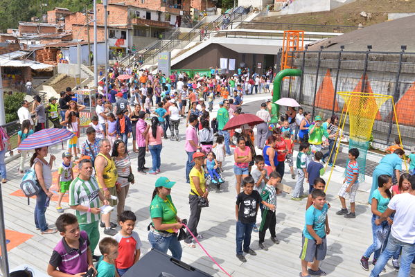 Entrega de la UVA Los Sueños
Entrega de la UVA Los Sueños
Fecha: Abril 6 de 2014. Lugar: Versalles
Para descargar esta fotografía en alta resolución, haga clic sobre la imagen hasta que la misma se despliegue en la pantalla completa; luego dé clic derecho y elija la opción "guardar imagen como". 
En caso de publicación por cualquier medio, solicitamos acompañarla del crédito: "Foto EPM"
Palabras clave: Entrega UVA Sueños
