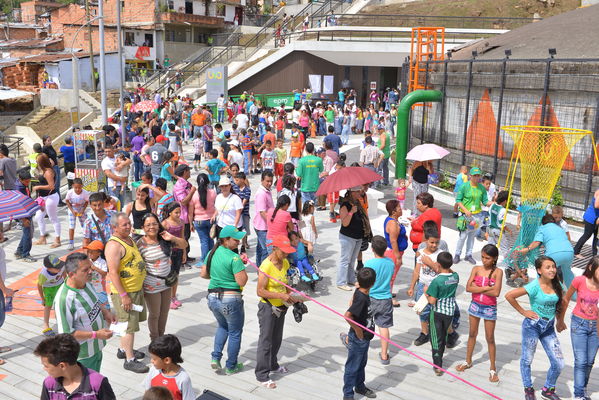 Entrega de la UVA Los Sueños
Entrega de la UVA Los Sueños
Fecha: Abril 6 de 2014. Lugar: Versalles
Para descargar esta fotografía en alta resolución, haga clic sobre la imagen hasta que la misma se despliegue en la pantalla completa; luego dé clic derecho y elija la opción "guardar imagen como". 
En caso de publicación por cualquier medio, solicitamos acompañarla del crédito: "Foto EPM"
Palabras clave: Entrega UVA Sueños