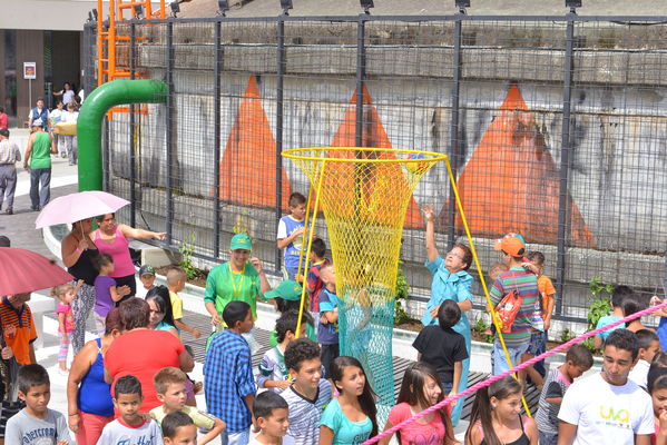 Entrega de la UVA Los Sueños
Entrega de la UVA Los Sueños
Fecha: Abril 6 de 2014. Lugar: Versalles
Para descargar esta fotografía en alta resolución, haga clic sobre la imagen hasta que la misma se despliegue en la pantalla completa; luego dé clic derecho y elija la opción "guardar imagen como". 
En caso de publicación por cualquier medio, solicitamos acompañarla del crédito: "Foto EPM"
Palabras clave: Entrega UVA Sueños