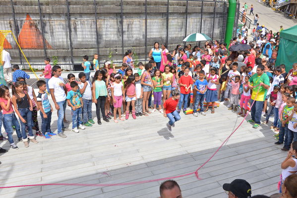 Entrega de la UVA Los Sueños
Entrega de la UVA Los Sueños
Fecha: Abril 6 de 2014. Lugar: Versalles
Para descargar esta fotografía en alta resolución, haga clic sobre la imagen hasta que la misma se despliegue en la pantalla completa; luego dé clic derecho y elija la opción "guardar imagen como". 
En caso de publicación por cualquier medio, solicitamos acompañarla del crédito: "Foto EPM"
Palabras clave: Entrega UVA Sueños