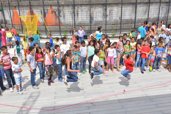 Entrega de la UVA Los Sueños
Entrega de la UVA Los Sueños
Fecha: Abril 6 de 2014. Lugar: Versalles
Para descargar esta fotografía en alta resolución, haga clic sobre la imagen hasta que la misma se despliegue en la pantalla completa; luego dé clic derecho y elija la opción "guardar imagen como". 
En caso de publicación por cualquier medio, solicitamos acompañarla del crédito: "Foto EPM"
Palabras clave: Entrega UVA Sueños