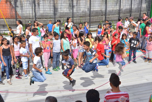 Entrega de la UVA Los Sueños
Entrega de la UVA Los Sueños
Fecha: Abril 6 de 2014. Lugar: Versalles
Para descargar esta fotografía en alta resolución, haga clic sobre la imagen hasta que la misma se despliegue en la pantalla completa; luego dé clic derecho y elija la opción "guardar imagen como". 
En caso de publicación por cualquier medio, solicitamos acompañarla del crédito: "Foto EPM"
Palabras clave: Entrega UVA Sueños