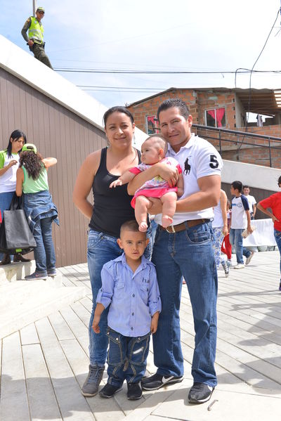 Entrega de la UVA Los Sueños
Entrega de la UVA Los Sueños
Fecha: Abril 6 de 2014. Lugar: Versalles
Para descargar esta fotografía en alta resolución, haga clic sobre la imagen hasta que la misma se despliegue en la pantalla completa; luego dé clic derecho y elija la opción "guardar imagen como". 
En caso de publicación por cualquier medio, solicitamos acompañarla del crédito: "Foto EPM"
Palabras clave: Entrega UVA Sueños