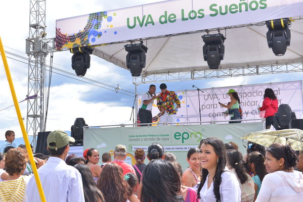 Entrega de la UVA Los Sueños
Entrega de la UVA Los Sueños
Fecha: Abril 6 de 2014. Lugar: Versalles
Para descargar esta fotografía en alta resolución, haga clic sobre la imagen hasta que la misma se despliegue en la pantalla completa; luego dé clic derecho y elija la opción "guardar imagen como". 
En caso de publicación por cualquier medio, solicitamos acompañarla del crédito: "Foto EPM"
Palabras clave: Entrega UVA Sueños