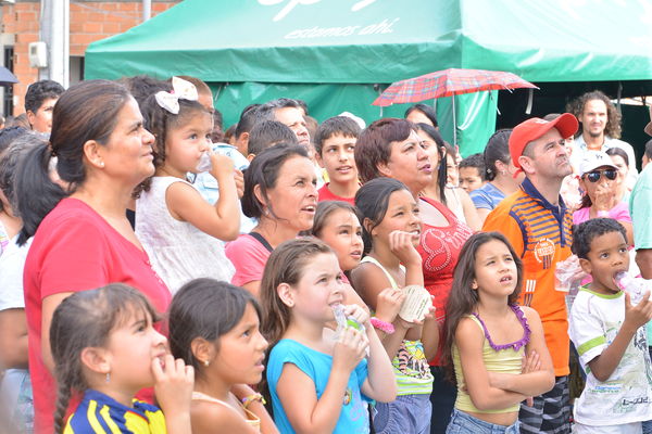 Entrega de la UVA Los Sueños
Entrega de la UVA Los Sueños
Fecha: Abril 6 de 2014. Lugar: Versalles
Para descargar esta fotografía en alta resolución, haga clic sobre la imagen hasta que la misma se despliegue en la pantalla completa; luego dé clic derecho y elija la opción "guardar imagen como". 
En caso de publicación por cualquier medio, solicitamos acompañarla del crédito: "Foto EPM"
Palabras clave: Entrega UVA Sueños