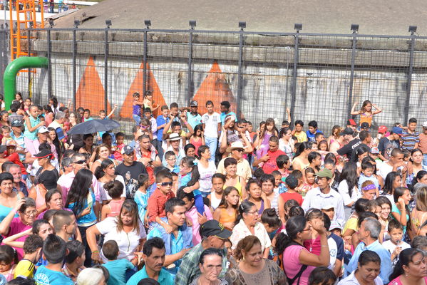 Entrega de la UVA Los Sueños
Entrega de la UVA Los Sueños
Fecha: Abril 6 de 2014. Lugar: Versalles
Para descargar esta fotografía en alta resolución, haga clic sobre la imagen hasta que la misma se despliegue en la pantalla completa; luego dé clic derecho y elija la opción "guardar imagen como". 
En caso de publicación por cualquier medio, solicitamos acompañarla del crédito: "Foto EPM"
Palabras clave: Entrega UVA Sueños