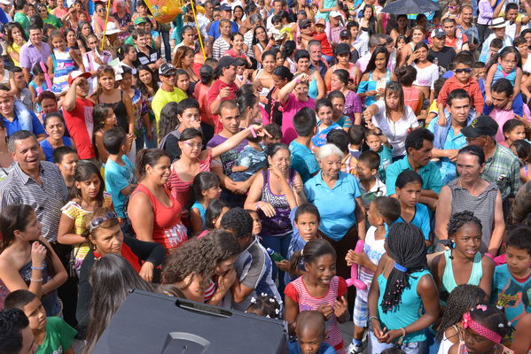 Entrega de la UVA Los Sueños
Entrega de la UVA Los Sueños
Fecha: Abril 6 de 2014. Lugar: Versalles
Para descargar esta fotografía en alta resolución, haga clic sobre la imagen hasta que la misma se despliegue en la pantalla completa; luego dé clic derecho y elija la opción "guardar imagen como". 
En caso de publicación por cualquier medio, solicitamos acompañarla del crédito: "Foto EPM"
Palabras clave: Entrega UVA Sueños