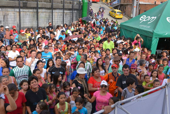 Entrega de la UVA Los Sueños
Entrega de la UVA Los Sueños
Fecha: Abril 6 de 2014. Lugar: Versalles
Para descargar esta fotografía en alta resolución, haga clic sobre la imagen hasta que la misma se despliegue en la pantalla completa; luego dé clic derecho y elija la opción "guardar imagen como". 
En caso de publicación por cualquier medio, solicitamos acompañarla del crédito: "Foto EPM"
Palabras clave: Entrega UVA Sueños
