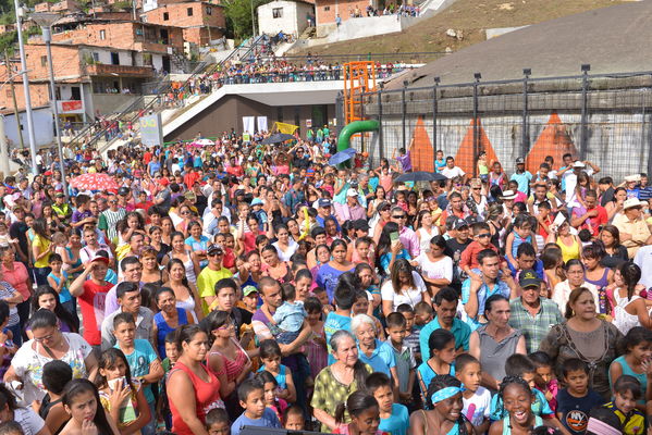 Entrega de la UVA Los Sueños
Entrega de la UVA Los Sueños
Fecha: Abril 6 de 2014. Lugar: Versalles
Para descargar esta fotografía en alta resolución, haga clic sobre la imagen hasta que la misma se despliegue en la pantalla completa; luego dé clic derecho y elija la opción "guardar imagen como". 
En caso de publicación por cualquier medio, solicitamos acompañarla del crédito: "Foto EPM"
Palabras clave: Entrega UVA Sueños