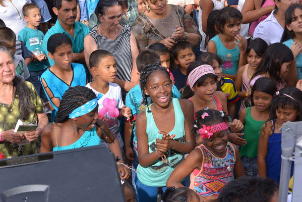 Entrega de la UVA Los Sueños
Entrega de la UVA Los Sueños
Fecha: Abril 6 de 2014. Lugar: Versalles
Para descargar esta fotografía en alta resolución, haga clic sobre la imagen hasta que la misma se despliegue en la pantalla completa; luego dé clic derecho y elija la opción "guardar imagen como". 
En caso de publicación por cualquier medio, solicitamos acompañarla del crédito: "Foto EPM"
Palabras clave: Entrega UVA Sueños
