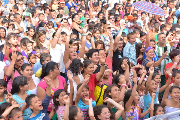 Entrega de la UVA Los Sueños
Entrega de la UVA Los Sueños
Fecha: Abril 6 de 2014. Lugar: Versalles
Para descargar esta fotografía en alta resolución, haga clic sobre la imagen hasta que la misma se despliegue en la pantalla completa; luego dé clic derecho y elija la opción "guardar imagen como". 
En caso de publicación por cualquier medio, solicitamos acompañarla del crédito: "Foto EPM"
Palabras clave: Entrega UVA Sueños