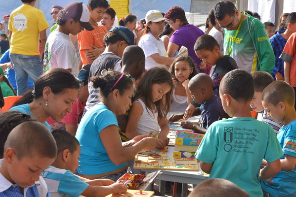 Entrega de la UVA Los Sueños
Entrega de la UVA Los Sueños
Fecha: Abril 6 de 2014. Lugar: Versalles
Para descargar esta fotografía en alta resolución, haga clic sobre la imagen hasta que la misma se despliegue en la pantalla completa; luego dé clic derecho y elija la opción "guardar imagen como". 
En caso de publicación por cualquier medio, solicitamos acompañarla del crédito: "Foto EPM"
Palabras clave: Entrega UVA Sueños