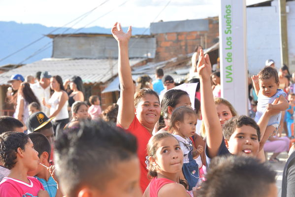 Entrega de la UVA Los Sueños
Entrega de la UVA Los Sueños
Fecha: Abril 6 de 2014. Lugar: Versalles
Para descargar esta fotografía en alta resolución, haga clic sobre la imagen hasta que la misma se despliegue en la pantalla completa; luego dé clic derecho y elija la opción "guardar imagen como". 
En caso de publicación por cualquier medio, solicitamos acompañarla del crédito: "Foto EPM"
Palabras clave: Entrega UVA Sueños