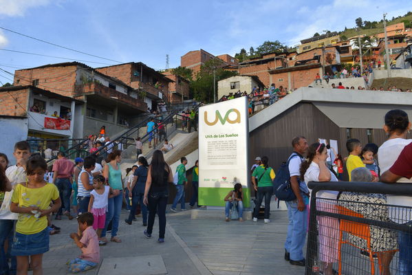 Entrega de la UVA Los Sueños
Entrega de la UVA Los Sueños
Fecha: Abril 6 de 2014. Lugar: Versalles
Para descargar esta fotografía en alta resolución, haga clic sobre la imagen hasta que la misma se despliegue en la pantalla completa; luego dé clic derecho y elija la opción "guardar imagen como". 
En caso de publicación por cualquier medio, solicitamos acompañarla del crédito: "Foto EPM"
Palabras clave: Entrega UVA Sueños