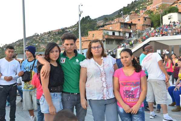 Entrega de la UVA Los Sueños
Entrega de la UVA Los Sueños
Fecha: Abril 6 de 2014. Lugar: Versalles
Para descargar esta fotografía en alta resolución, haga clic sobre la imagen hasta que la misma se despliegue en la pantalla completa; luego dé clic derecho y elija la opción "guardar imagen como". 
En caso de publicación por cualquier medio, solicitamos acompañarla del crédito: "Foto EPM"
Palabras clave: Entrega UVA Sueños