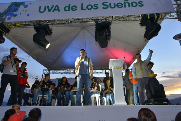 Entrega de la UVA Los Sueños
Entrega de la UVA Los Sueños
Fecha: Abril 6 de 2014. Lugar: Versalles
Para descargar esta fotografía en alta resolución, haga clic sobre la imagen hasta que la misma se despliegue en la pantalla completa; luego dé clic derecho y elija la opción "guardar imagen como". 
En caso de publicación por cualquier medio, solicitamos acompañarla del crédito: "Foto EPM"
Palabras clave: Entrega UVA Sueños