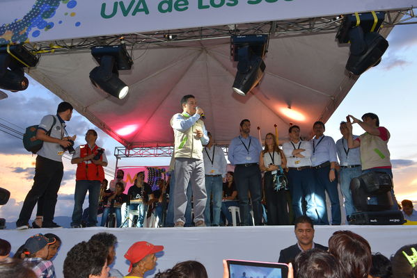 Entrega de la UVA Los Sueños
Entrega de la UVA Los Sueños
Fecha: Abril 6 de 2014. Lugar: Versalles
Para descargar esta fotografía en alta resolución, haga clic sobre la imagen hasta que la misma se despliegue en la pantalla completa; luego dé clic derecho y elija la opción "guardar imagen como". 
En caso de publicación por cualquier medio, solicitamos acompañarla del crédito: "Foto EPM"
Palabras clave: Entrega UVA Sueños