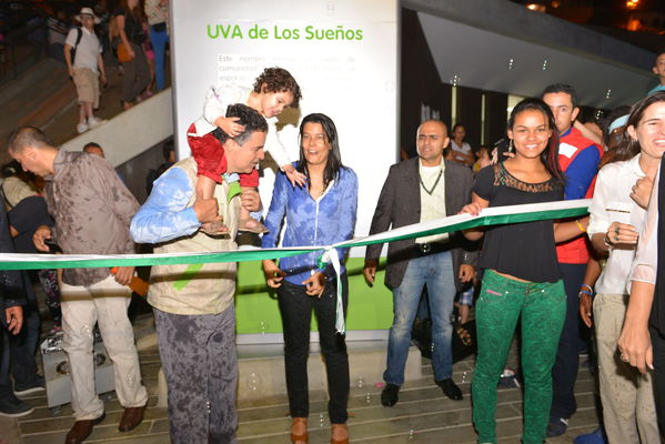 Entrega de la UVA Los Sueños
Entrega de la UVA Los Sueños
Fecha: Abril 6 de 2014. Lugar: Versalles
Para descargar esta fotografía en alta resolución, haga clic sobre la imagen hasta que la misma se despliegue en la pantalla completa; luego dé clic derecho y elija la opción "guardar imagen como". 
En caso de publicación por cualquier medio, solicitamos acompañarla del crédito: "Foto EPM"
Palabras clave: Entrega UVA Sueños