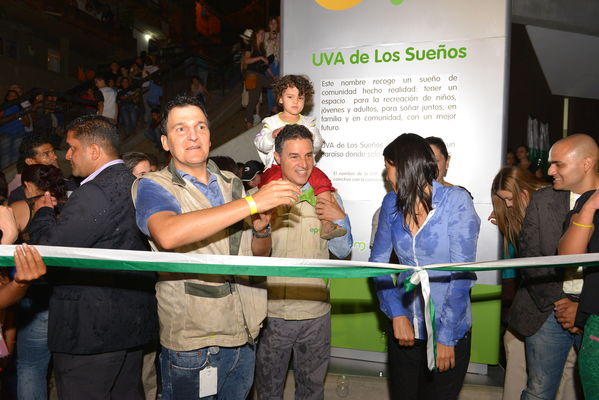 Entrega de la UVA Los Sueños
Entrega de la UVA Los Sueños
Fecha: Abril 6 de 2014. Lugar: Versalles
Para descargar esta fotografía en alta resolución, haga clic sobre la imagen hasta que la misma se despliegue en la pantalla completa; luego dé clic derecho y elija la opción "guardar imagen como". 
En caso de publicación por cualquier medio, solicitamos acompañarla del crédito: "Foto EPM"
Palabras clave: Entrega UVA Sueños