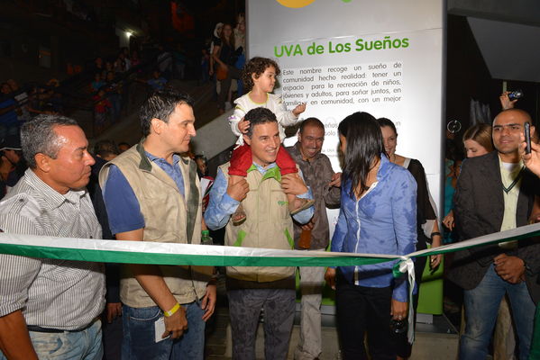 Entrega de la UVA Los Sueños
Entrega de la UVA Los Sueños
Fecha: Abril 6 de 2014. Lugar: Versalles
Para descargar esta fotografía en alta resolución, haga clic sobre la imagen hasta que la misma se despliegue en la pantalla completa; luego dé clic derecho y elija la opción "guardar imagen como". 
En caso de publicación por cualquier medio, solicitamos acompañarla del crédito: "Foto EPM"
Palabras clave: Entrega UVA Sueños