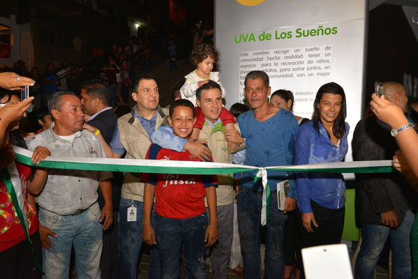 Entrega de la UVA Los Sueños
Entrega de la UVA Los Sueños
Fecha: Abril 6 de 2014. Lugar: Versalles
Para descargar esta fotografía en alta resolución, haga clic sobre la imagen hasta que la misma se despliegue en la pantalla completa; luego dé clic derecho y elija la opción "guardar imagen como". 
En caso de publicación por cualquier medio, solicitamos acompañarla del crédito: "Foto EPM"
Palabras clave: Entrega UVA Sueños