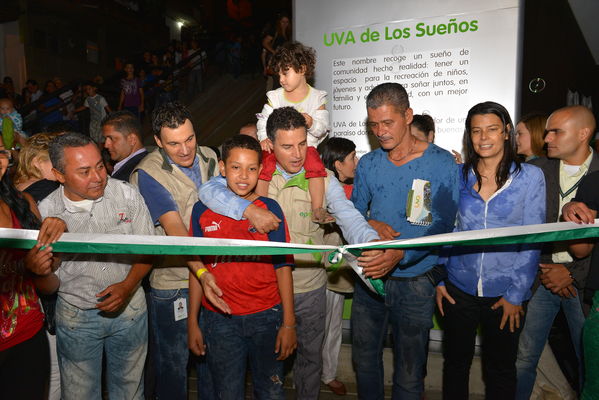 Entrega de la UVA Los Sueños
Entrega de la UVA Los Sueños
Fecha: Abril 6 de 2014. Lugar: Versalles
Para descargar esta fotografía en alta resolución, haga clic sobre la imagen hasta que la misma se despliegue en la pantalla completa; luego dé clic derecho y elija la opción "guardar imagen como". 
En caso de publicación por cualquier medio, solicitamos acompañarla del crédito: "Foto EPM"
Palabras clave: Entrega UVA Sueños