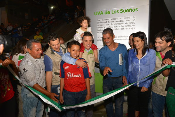 Entrega de la UVA Los Sueños
Entrega de la UVA Los Sueños
Fecha: Abril 6 de 2014. Lugar: Versalles
Para descargar esta fotografía en alta resolución, haga clic sobre la imagen hasta que la misma se despliegue en la pantalla completa; luego dé clic derecho y elija la opción "guardar imagen como". 
En caso de publicación por cualquier medio, solicitamos acompañarla del crédito: "Foto EPM"
Palabras clave: Entrega UVA Sueños