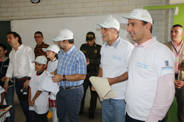 Unidos por el agua hace posible la llegada del agua potable para cientos de familias en el barrio Carambolas
Unidos por el agua hace posible la llegada del agua potable para cientos de familias en el barrio Carambolas
Fecha: Agosto 23 de 2017
Para descargar esta fotografía en alta resolución, haga clic sobre la imagen hasta que la misma se despliegue en la pantalla completa; luego dé clic derecho y elija la opción "guardar imagen como". 
En caso de publicación por cualquier medio, solicitamos acompañarla del crédito: "Foto EPM"
Palabras clave: Unidos por el agua hace posible la llegada del agua potable para cientos de familias en el barrio Carambolas
