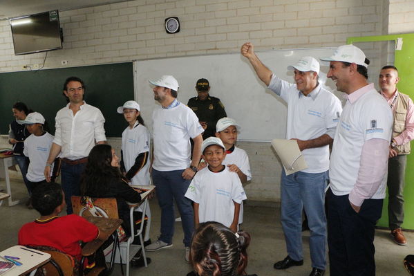 Unidos por el agua hace posible la llegada del agua potable para cientos de familias en el barrio Carambolas
Unidos por el agua hace posible la llegada del agua potable para cientos de familias en el barrio Carambolas
Fecha: Agosto 23 de 2017
Para descargar esta fotografía en alta resolución, haga clic sobre la imagen hasta que la misma se despliegue en la pantalla completa; luego dé clic derecho y elija la opción "guardar imagen como". 
En caso de publicación por cualquier medio, solicitamos acompañarla del crédito: "Foto EPM"
Palabras clave: Unidos por el agua hace posible la llegada del agua potable para cientos de familias en el barrio Carambolas