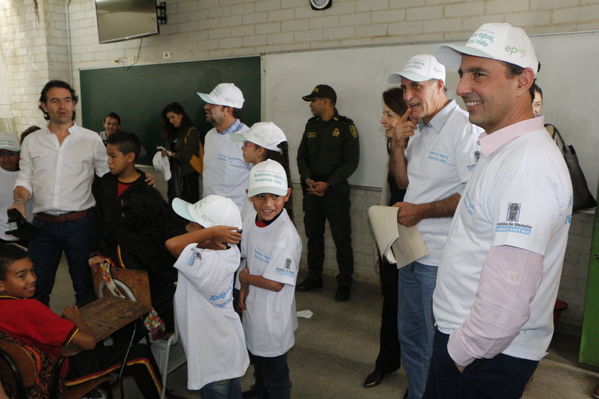 Unidos por el agua hace posible la llegada del agua potable para cientos de familias en el barrio Carambolas
Unidos por el agua hace posible la llegada del agua potable para cientos de familias en el barrio Carambolas
Fecha: Agosto 23 de 2017
Para descargar esta fotografía en alta resolución, haga clic sobre la imagen hasta que la misma se despliegue en la pantalla completa; luego dé clic derecho y elija la opción "guardar imagen como". 
En caso de publicación por cualquier medio, solicitamos acompañarla del crédito: "Foto EPM"
Palabras clave: Unidos por el agua hace posible la llegada del agua potable para cientos de familias en el barrio Carambolas