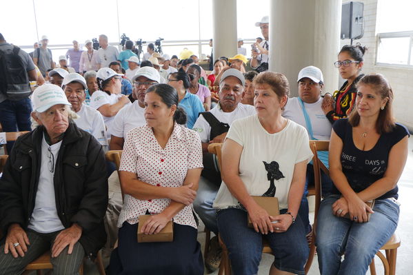 Unidos por el agua hace posible la llegada del agua potable para cientos de familias en el barrio Carambolas
Unidos por el agua hace posible la llegada del agua potable para cientos de familias en el barrio Carambolas
Fecha: Agosto 23 de 2017
Para descargar esta fotografía en alta resolución, haga clic sobre la imagen hasta que la misma se despliegue en la pantalla completa; luego dé clic derecho y elija la opción "guardar imagen como". 
En caso de publicación por cualquier medio, solicitamos acompañarla del crédito: "Foto EPM"
Palabras clave: Unidos por el agua hace posible la llegada del agua potable para cientos de familias en el barrio Carambolas