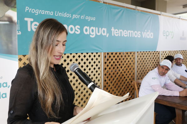 Unidos por el agua hace posible la llegada del agua potable para cientos de familias en el barrio Carambolas
Unidos por el agua hace posible la llegada del agua potable para cientos de familias en el barrio Carambolas
Fecha: Agosto 23 de 2017
Para descargar esta fotografía en alta resolución, haga clic sobre la imagen hasta que la misma se despliegue en la pantalla completa; luego dé clic derecho y elija la opción "guardar imagen como". 
En caso de publicación por cualquier medio, solicitamos acompañarla del crédito: "Foto EPM"
Palabras clave: Unidos por el agua hace posible la llegada del agua potable para cientos de familias en el barrio Carambolas