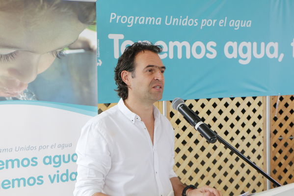 Unidos por el agua hace posible la llegada del agua potable para cientos de familias en el barrio Carambolas
Unidos por el agua hace posible la llegada del agua potable para cientos de familias en el barrio Carambolas
Fecha: Agosto 23 de 2017
Para descargar esta fotografía en alta resolución, haga clic sobre la imagen hasta que la misma se despliegue en la pantalla completa; luego dé clic derecho y elija la opción "guardar imagen como". 
En caso de publicación por cualquier medio, solicitamos acompañarla del crédito: "Foto EPM"
Palabras clave: Unidos por el agua hace posible la llegada del agua potable para cientos de familias en el barrio Carambolas
